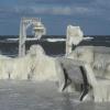 Ein Eispanzer überzieht die Seebrücke im Ostseebad Göhren in Mecklenburg-Vorpommern.