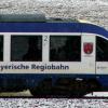 Viele Bahnstrecken sind nicht bereit für den plötzlichen Winter und die Stürme, Äste auf den Gleisen führen zu Streckensperrungen.