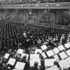 Das Orchester ist gebannt, das Publikum nicht weniger: Wilhelm Furtwängler dirigiert die Berliner Philharmoniker in der Alten Philharmonie in Berlin, die 1944 im Bombenhagel unterging. 