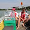 Mit den Bootsführern Friedrich Strähle und Manuel Schwegele geht es auf dem Boot der Wasserwacht zur Kontrollfahrt über den See. 