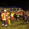 Rettungskräfte arbeiten bei Hohenpeißenberg (Bayern) nach einem Zugunfall an der Unfallstelle. 