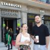 Christiane Lichtenberger und Fritz Felsenstein holten sich am Donnerstag wie viele andere einen Kaffee bei Starbucks.