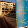 „Stadt frei“, „Kreis frei“, „stark“: Auf Plakaten in Neu-Ulm wird seit Montag Werbung für den Nuxit gemacht. Initiatoren sind die Stadtratsfraktionen von CSU, SPD, Grünen und Pro Neu-Ulm. Die sind allerdings hinter dem weißen Klebestreifen versteckt – ein Zugeständnis an die SPD, die in der Nuxit-Frage gespalten ist. 