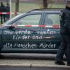 25.11.2020, Berlin: Ein Auto, das zuvor gegen das Tor des Bundeskanzleramts gefahren war, steht auf dem Bürgersteig. Auf der Tür ist die Aufschrift «Ihr verdammten Kinder und alte Menschen-Mörder» zu lesen. Foto: Michael Kappeler/dpa +++ dpa-Bildfunk +++