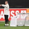 Bundestrainer Hansi Flick gibt beim Training der Nationalmannschaft Anweisungen.