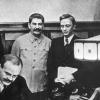 Am 23. August 1939 unterzeichneten Joachim von Ribbentrop (links) und der sowjetische Außenminister Wjatscheslaw Molotow (vorn) in Moskau den deutsch-russischen Nichtangriffspakt.
