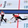 Kaitlyn Lawes (l) und John Morris aus Kanada gewannen 2018 Gold im Mixed-Contest der Curler. In diesem Artikel finden Sie den Zeitplan und Infos zur Übertragung der Curling-Wettbewerbe im Free-TV und Live-Stream bei Olympia 22.