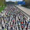 Mit einer Sternfahrt auf der Autobahn A96 bei München demonstrierten tausende Radfahrerinnen und Radfahrer Ende April für ein fahrradfreundliches Bayern. CSU und Freie Wähler versuchen nun einem Rad-Volksbegehren noch vor der Landtagswahl durch ein eigenes Radgesetz den Wind aus den Segeln zu nehmen.