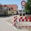 Die Arbeiten an der Wasserleitung in Ecknach sind gestartet. Deshalb ist die Ortsdurchfahrt im Bereich Uferstraße und Pfarrer-Steinacker-Straße bis zur Kirche gesperrt. Die Umleitung erfolgt durch den Ort – mehrere Anwohner kritisieren das.  	