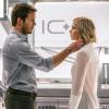 "Passengers": Jim (Chris Pratt) hat die schöne Aurora (Jennifer Lawrence) wachgeküsst, um nicht mehr so allein durchs Weltall zu fliegen. 