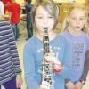 Hast Du Töne: Staunend beobachten Schülerinnen, wie das Kind beim Aktionstag „Bewegte Musikstunde“ Klarinette spielt. 