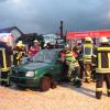 Gemeinsam übten Einsatzkräfte von Feuerwehren und Rotem Kreuz die Rettung nach einem Verkehrsunfall. 	 	
