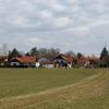 Am Westrand von Schöffelding soll das Baugebiet Hartwiesen entstehen. Gelder aus den Grundstücksverkäufen sind im Gemeindehaushalt von Windach eingeplant. 