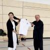 Ein mit ihrem Namen besticktes Riesbürger Vereins-T-Shirt für Li Juan Yang, überreicht von JST-Trainer Günther Öttwös.  	Foto: Norbert Callies