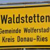 Waldstetten ist ein Ortsteil der Gemeinde Wolferstadt. Dort soll nun - erstmals - ein Gehsteig angelegt werden.