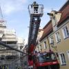 Ein „Brand“ in der Altstadt stellt die Feuerwehr vor Herausforderungen: So ist etwa der Einsatz der Drehleiter wegen der beengten Verhältnisse schwierig. 	