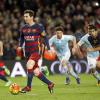 Lionel Messi kickt den Ball nur leicht nach vorn, während rechts hinter ihm Luis Suarez zum eigentlichen Schuss anläuft.