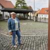 Der Bücherschrank auf dem Inninger Dorfplatz ist eine Bereicherung, findet Stadträtin Beate Schabert-Zeidler. Ein Leser hatte den Ortsmittelpunkt als "misslungen" beschrieben. 
