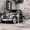 Helga Arnold aus Neusäß schickte ein Foto „vom ersten Kind und vom ersten Auto“. Auf beide war sie unglaublich stolz. Ihr Sohn Reinhard ist „Baujahr“ 1959, der Fiat 500 C Torbolino Baujahr 1953 mit Weißwandreifen und aufklappbarem Dach – „zu damaliger Zeit sehr schick“. Das Bild wurde 1962 in Augsburg in der Glückstraße aufgenommen, heute wohnt Helga Arnold in Neusäß.