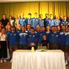 Bürgermeister Marcus Knoll (links) ehrte die erfolgreichen Fußballer, Tischtennisspieler und Reiterinnen der SpVgg Langerringen.
