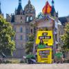 Greenpeace-Aktivisten stellen vor dem Schweriner Schloss einen symbolischen Bohrturm auf und protestieren damit gegen die Erweiterung der LNG-Terminals vor der Insel Rügen.