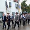 Im gemeinsamen Zug, voran Schirmherr mit Ehrengästen, gefolgt von einem Fahnenmeer und Mitgliedern der Gastvereine, ging es ins Festzelt.