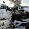 Auch wenn man es vermuten könnte, das Auto überschlug sich nicht wegen des überraschenden Wintereinbruchs. Der Fahrerin hatte ein anderer Wagen ganz einfach die Vorfahrt genommen. 