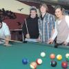 Nikolaos, Dennis und Nico (von links) spielen mit Katrin Ruff im Stadtberger Jugendzentrum „Inside“ in Stadtbergen eine Runde Billard. 