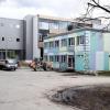 Das Rudolf-Diesel-Gymnasium in Augsburg bleibt noch länger als geplant eine Baustelle.