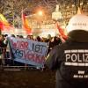 Demonstranten gegen die Pegida-Bewegung in Karlsruhe (Baden-Württemberg): Zehn Menschen sind am Dienstag festgenommen worden.