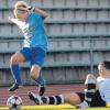 Die Hürde Batzenhofen war für die Damen des FC Donauwörth (blaue Trikots) nicht zu nehmen. Am Ende hieß es 2:2.  