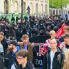 Teilnehmer laufen während der Demonstration zum sogenannten Revolutionären 1. Mai durch Berlin-Neukölln.