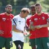 In die Pläne des Trainers eingeweiht: Markus Weinzierl (in Weiß) mit den Mannschaftsräten Daniel Caligiuri (li.) und Jeffrey Gouweleeuw (re.). Im Hintergrund Noah Sarenren Bazee.