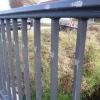 Das Geländer der neuen Brücke in Gebenhofen über den Affinger Bach hat ein unbekanntes Fahrzeug beschädigt.
