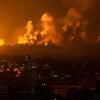 Rauch steigt nach einem israelischen Luftangriff über Gaza-Stadt auf.