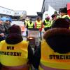 An einem Feuer wärmen sich die ehemaligen Beschäftigten der Gersthofer Backbetriebe, die am Mittwoch eine Mahnwache abhielten. Der Protest soll weitergehen. Am Donnerstag ist eine Demonstration in Augsburg geplant.