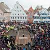 Zahlreiche Demonstranten nehmen in Oettingen an einer Kundgebung gegen eine geplante Stromtrasse teil. 