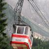 Eine Gondel der Bayerischen Zugspitzbahn auf der Fahrt zu Deutschlands höchstem Berg, der Zugspitze. 