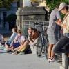 Die Bismarckbrücke im gleichnamigen Augsburger Stadtviertel ist im Sommer ein beliebter Treffpunkt für junge Leute. Das gefällt nicht allen.