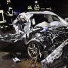Völlig zerstört wurde das Auto, in dem zwei junge Männer nahe Monheim über die Straße rasten und mit einem anderen Wagen zusammenstießen.