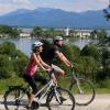 Die Fraueninsel zum Greifen nahe - bei Gstadt verläuft der Chiemsee-Rundweg meist nahe am Seeufer.