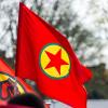 PKK-Flagge auf einer Demonstration (Symbolbild). Der Verurteilte soll versucht haben, Geld für die PKK zu beschaffen.