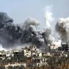 Rauch steigt nach dem Einschlag einer Rakete der syrischen Armee über Duma auf.