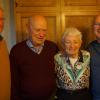 Bürgermeister Martin Walch (links) gratulierte Stefan Berghofer (Zweiter von links, mit Frau Antonia und Sohn Dieter) zum 85. Geburtstag.