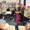 Die Gemeinde Tapfheim hat jetzt eine Bücherei: Bürgermeister Karl Malz (am Rednerpult) bezeichnete die Stiftung einer Bürgerin als "Glücksfall". Foto: Bissinger