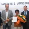 Zur Verleihung des Ehrenzeichens sind (von links) Landrat Martin Sailer, Christian Schrodt, Irmgard Schrodt und Bürgermeister Simon Schropp aus Untermeitingen ins Landratsamt gekommen.