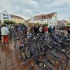 Rund 75 Fahrräder konnten Interessierte am Samstag auf dem Neuburger Schrannenplatz begutachten. 70 davon wurden anschließend in der Markthalle versteigert. Der Erlös kommt der Freiwilligen Feuerwehr Neuburg zugute. 