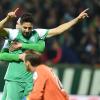 Claudio Pizarro jubelt über sein Tor für Bremen.