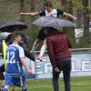 Überflieger Michael Wende sorgte mit drei Treffern dafür, dass der TSV Meitingen im Aufsteigerduell gegen den Kissinger SC mit 3:1 die Oberhand behielt. Während Xhevalin Berisha (Nummer 13) zum Gratulieren herbeieilt, diskutieren Marco Lechner und Denis Buja mit Kissings Rotsünder Michael Guggumos. 