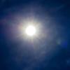 Je höher die Sonne steht, desto mehr UV-Strahlen kommen an der Erdoberfläche an.